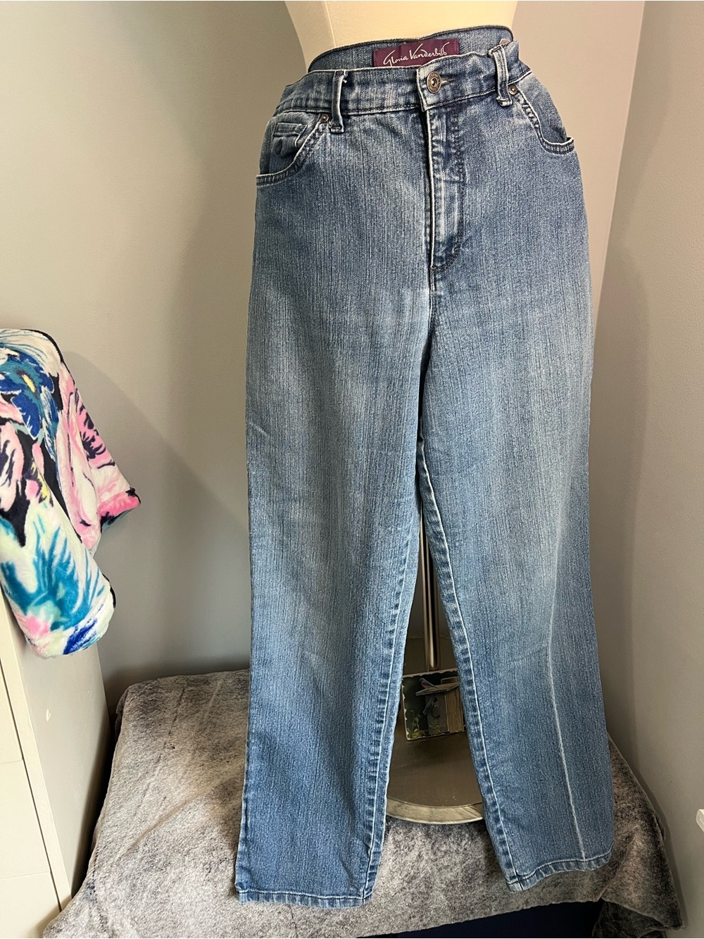 Gloria Vanderbilt Amanda Size 12 Medium Wash Denim Straight Leg Blue Jeans